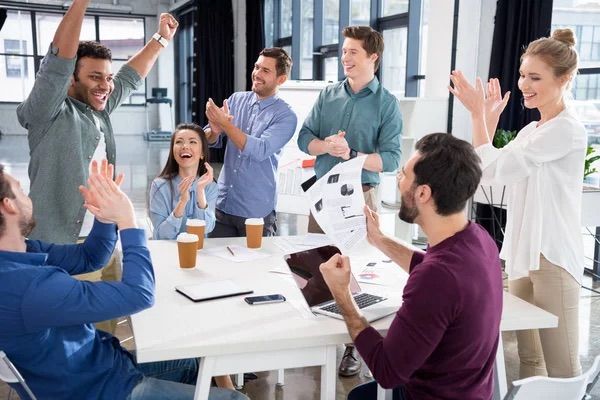 equipo-de-trabajo-festejando-