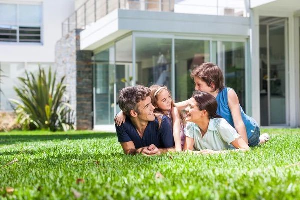 familia acostada en jardin 5 Régimen en propiedad en condominios